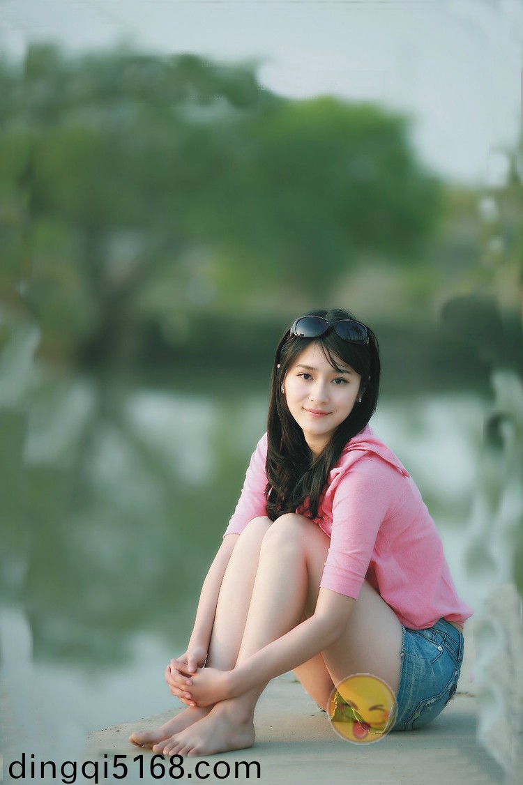 年轻丰满的女人毛绒绒