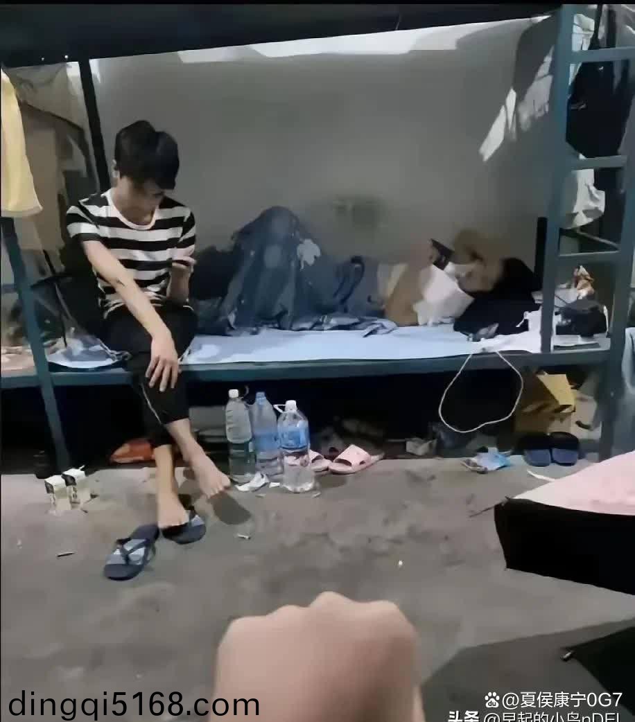 蛇的尾巴还在我的花丛中
